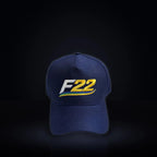Boné F22 azul-marinho, vista frontal em fundo escuro