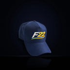Boné F22 azul-marinho, vista lateral em fundo escuro