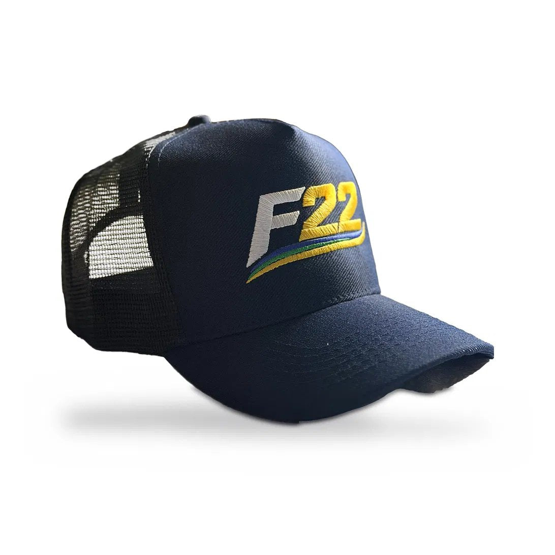 Boné F22 azul-marinho com tela traseira, vista lateral em fundo branco
