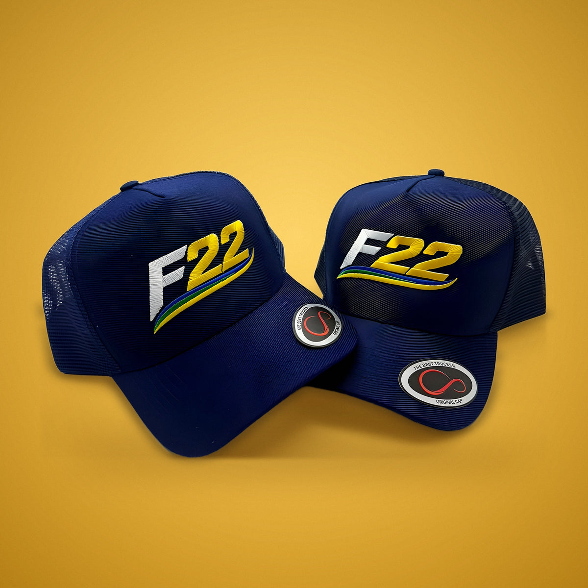 Boné F22 sobre fundo amarelo